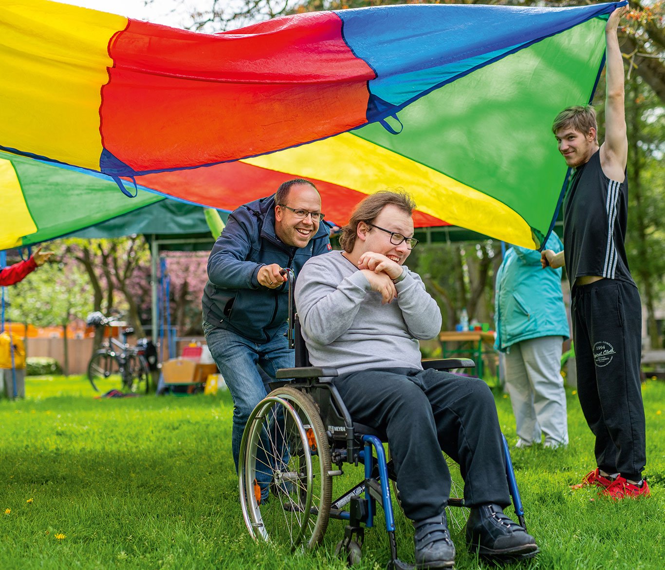 Menschen mit und ohne Behinderungen haben gemeinsam Spaß.