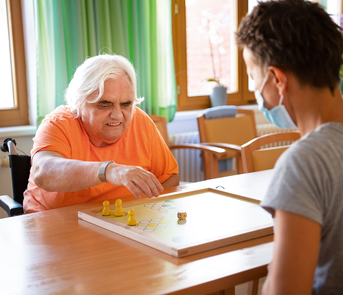 Eine Bewohnerin und eine Mitarbeiterin spielen im Haus am Tannenberg ein Gesellschaftsspiel.