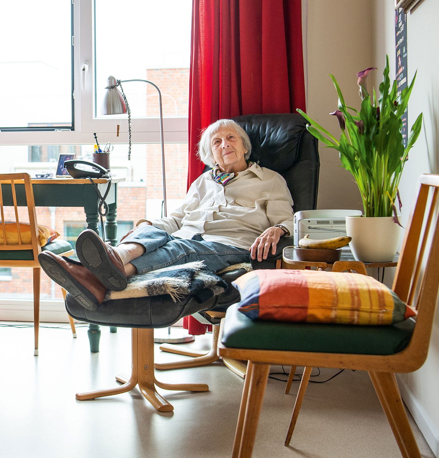 Eine Seniorin liegt im Sessel in der Einrichtung der Seniorenpflege.