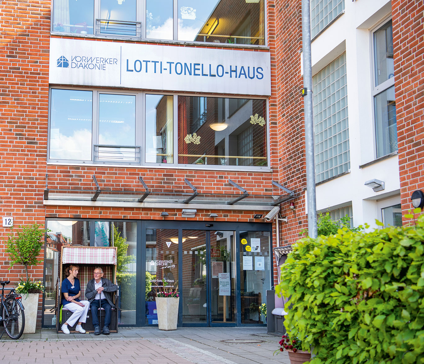 Blick auf den Eingang der Seniorenpflege-Einrichtung Lotti-Tonello-Haus.