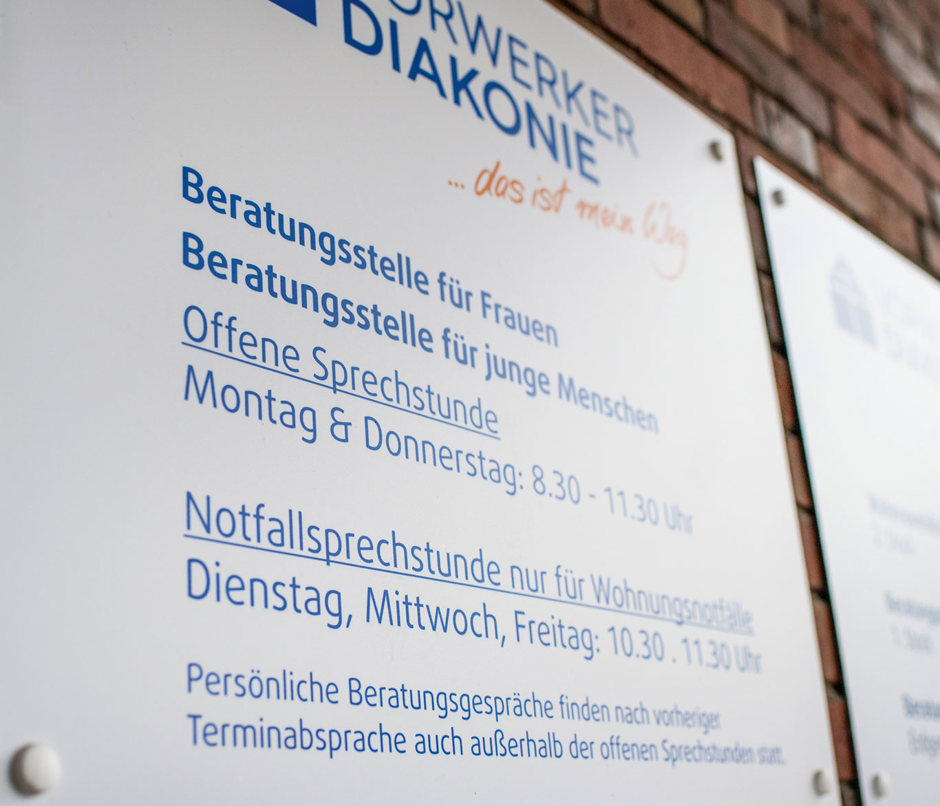 Schilder am Eingang der Beratungsstellen der Vorwerker Diakonie in Lübeck.