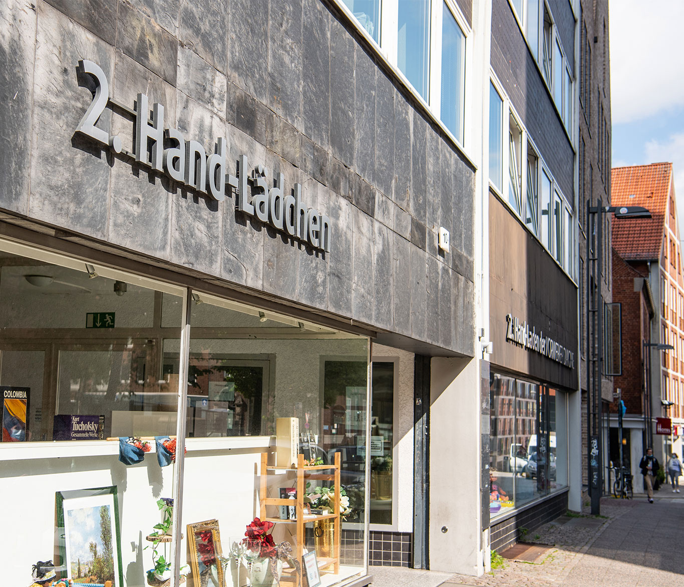 Das 2. Hand Lädchen und der 2. Hand Laden in der Lübecker Innenstadt von außen.