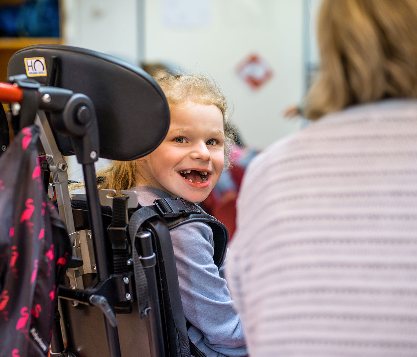 Ein Mädchen mit Behinderung der Paul-Burwick-Schule der Vorwerker Diakonie sitzt im Rollstuhl.