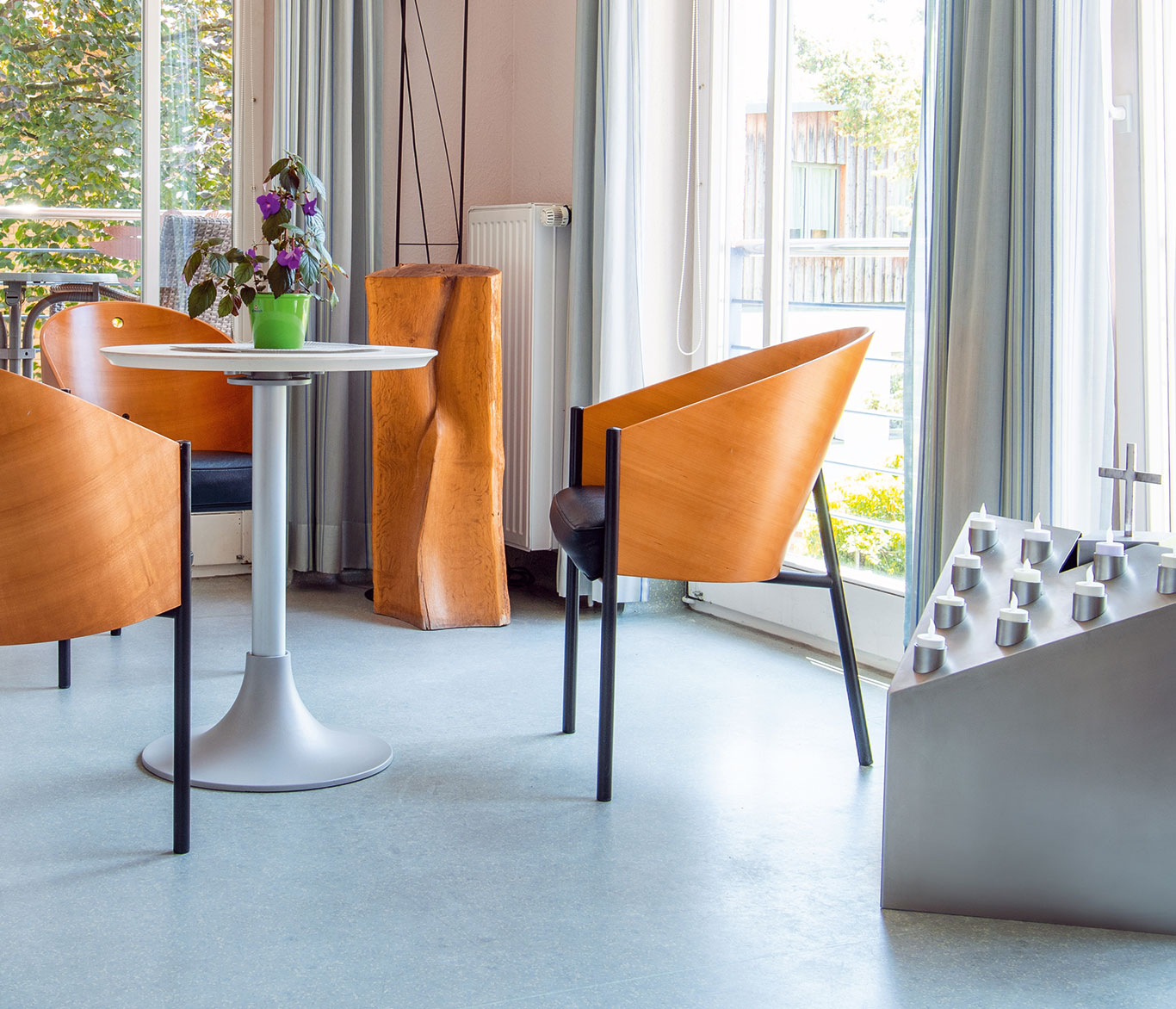 In einem Zimmer des Hospiz in Lübeck stehen Stühle und ein Tisch.