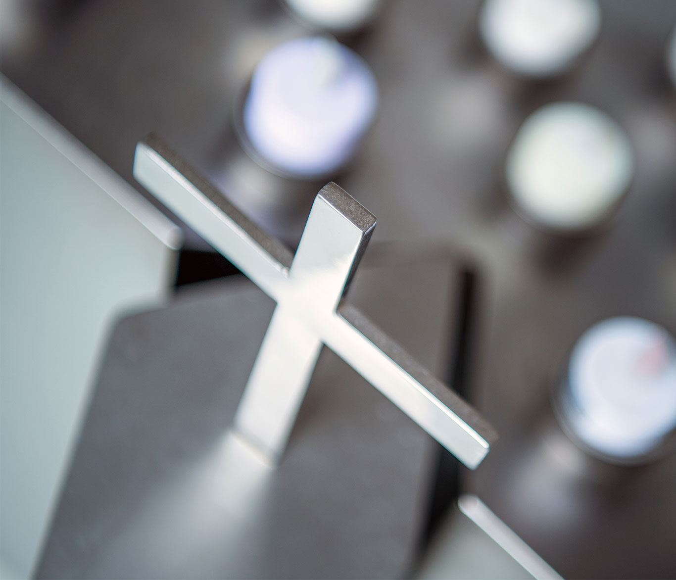 Ein Kreuz aus Silber steht im Hospiz in Lübeck.